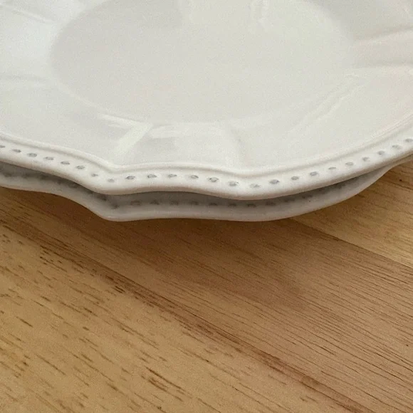 Elegant White Scalloped Dinner Plates - Picture 3 of 5